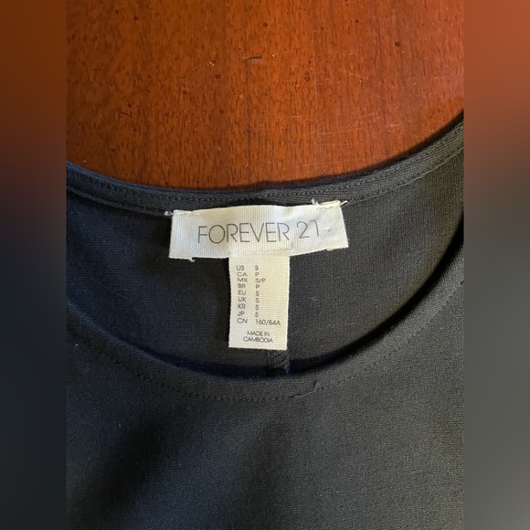 Long black sleeveless dress with side design - Picture 3 of 4